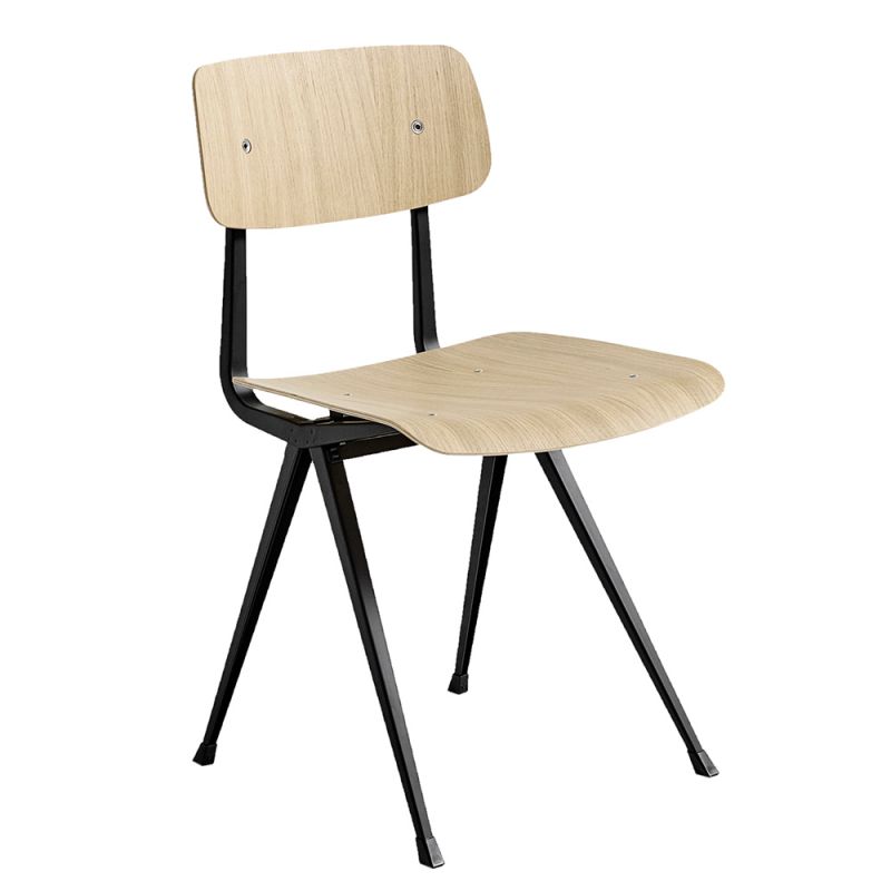 Result Chair Stuhl von Hay mit hellem Holz und schwarzem Metallgestell, Ansicht von vorn.